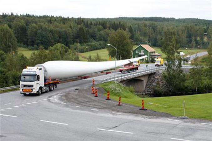 Delivery of wind turbines on bridge at Stamasen wind farm