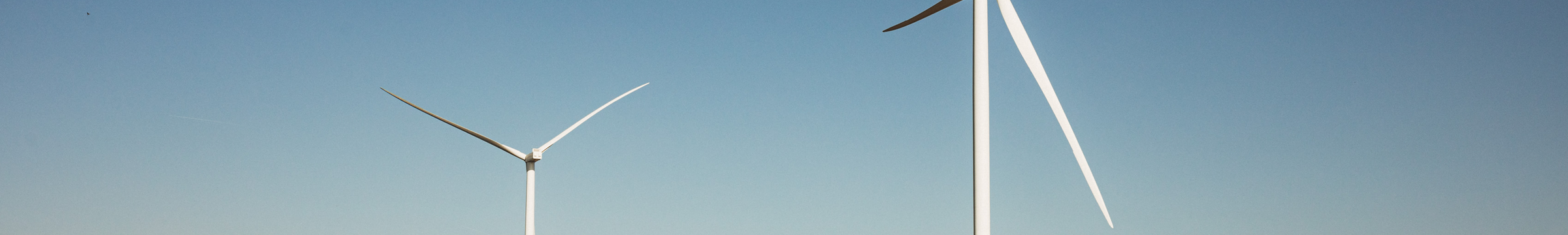 To vindturbiner og himmel