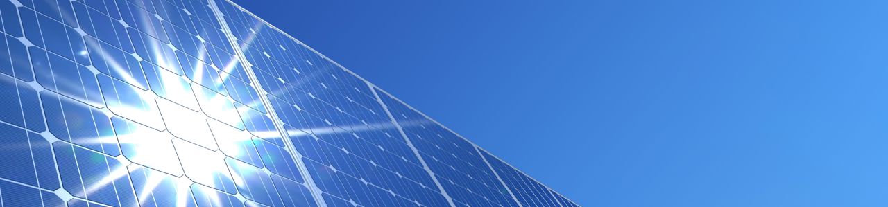 Solcellepaneler som reflekterer sol