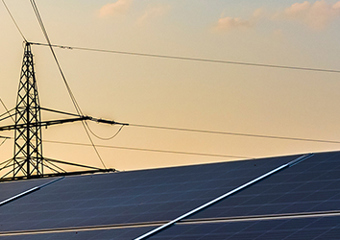 Solcellepanel og mast