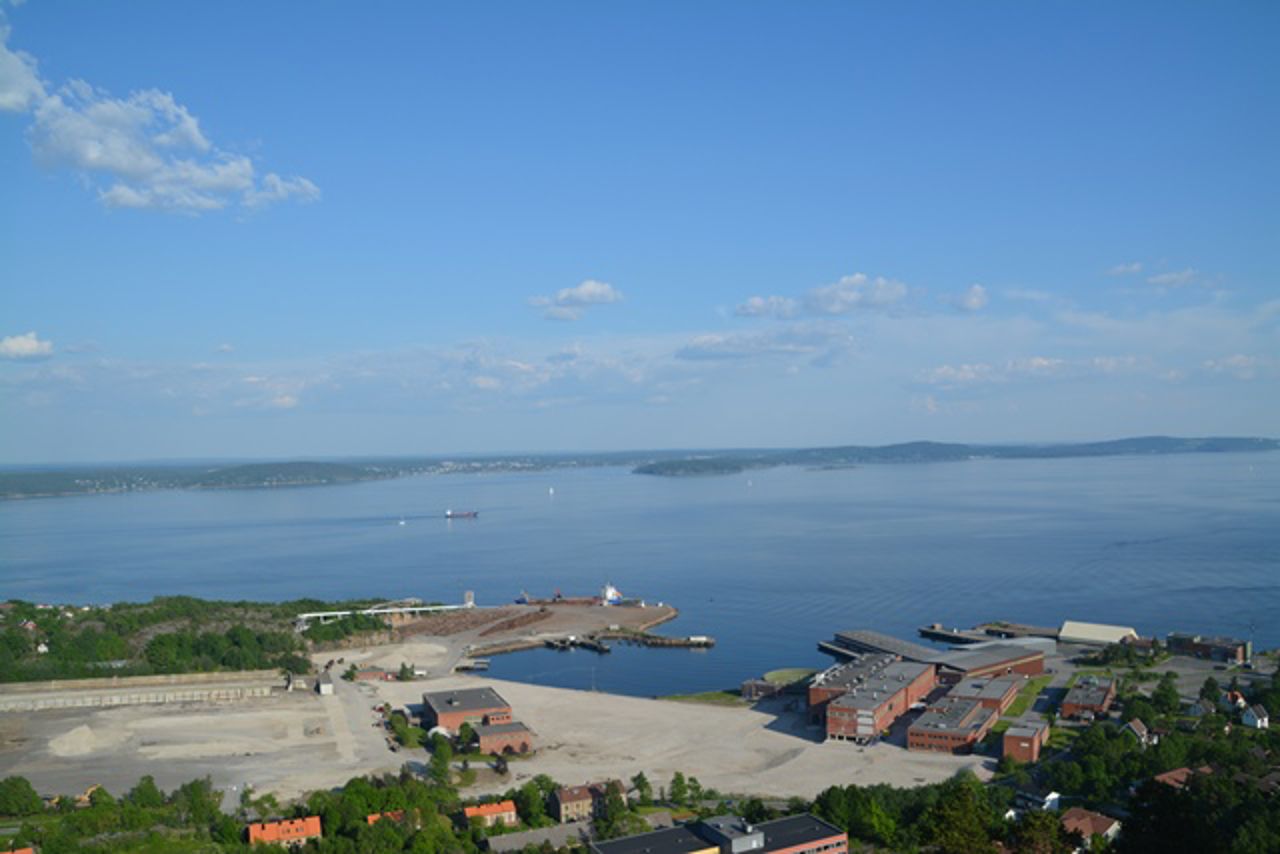 Luftfoto av havn og anleggsplass