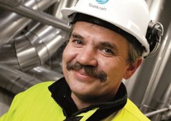 Mann som smiler. (Foto: Erik Thallaug)