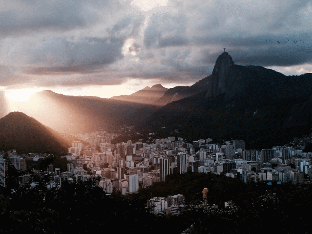Solnedgang over byen Rio de Janeiro