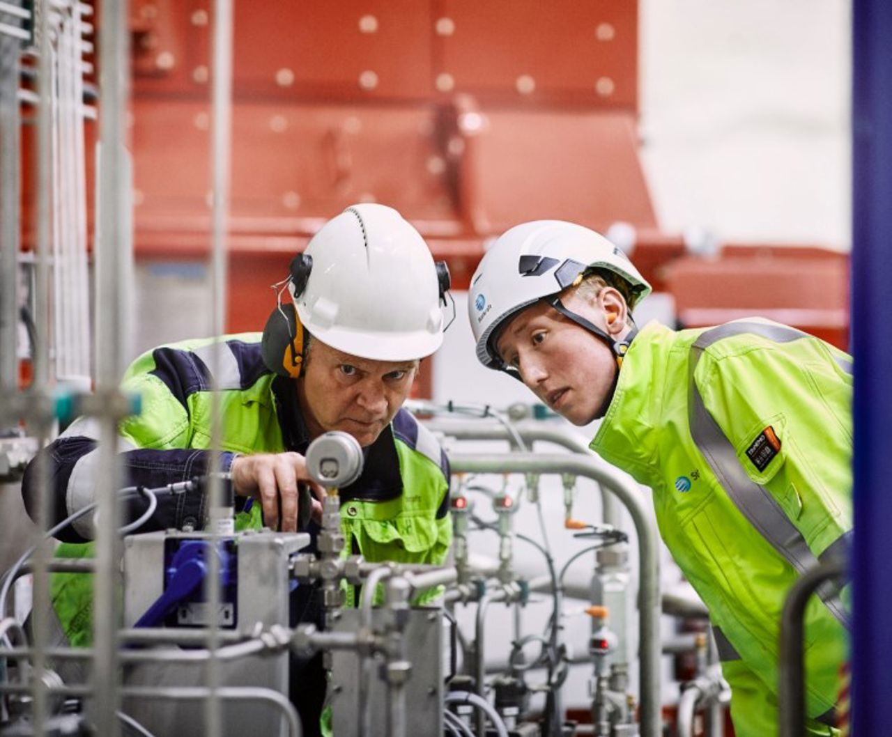 To Statkraft ansatte som jobber på Ringedalen kraftverk