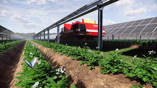 Jordbruksmaskin og solcellepaneler