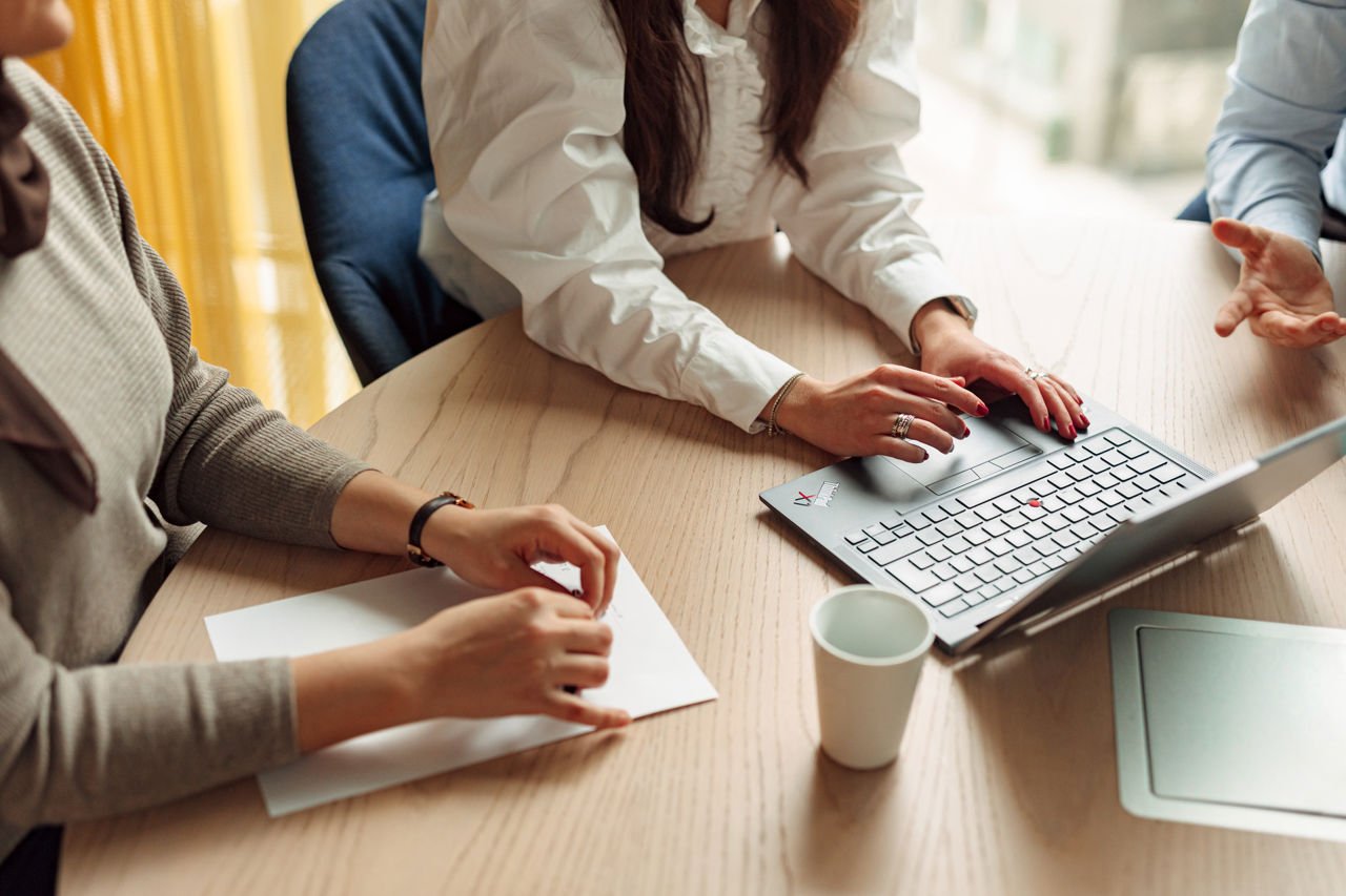 To personer jobber ved en laptop